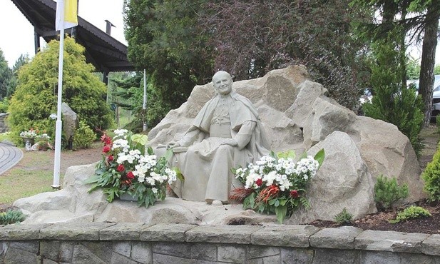 Pomnik św. Jana Pawła II w Bystrej Krakowskiej