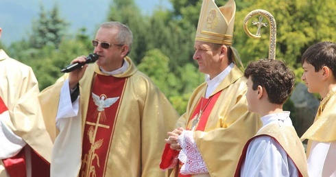 Bp Roman Pindel z proboszczem parafii-jubilatki ks. kan. Tadeuszem Krzyżakiem