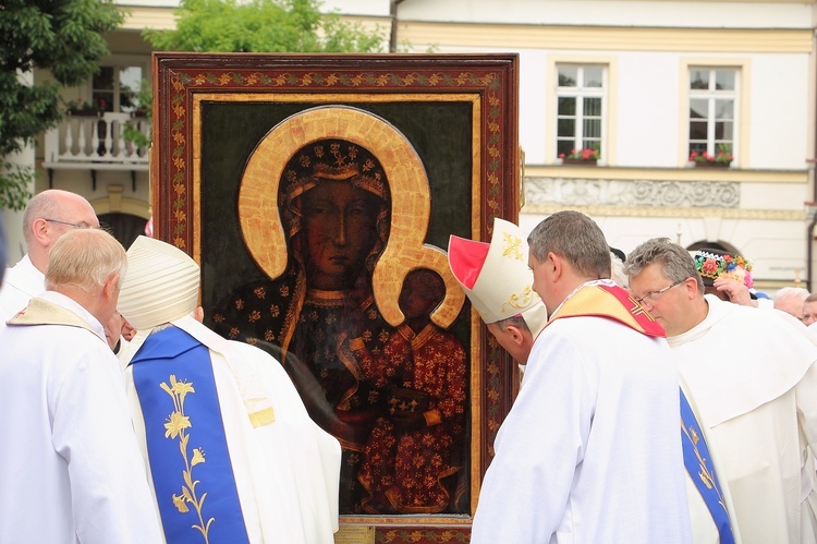 Kopię jasnogórskiego wizerunku przekazano biskupom warszawsko-praskim: ordynariuszowi abp Henrykowi Hoserowi SAC i biskupowi pomocniczemu Markowi Solarczykowi