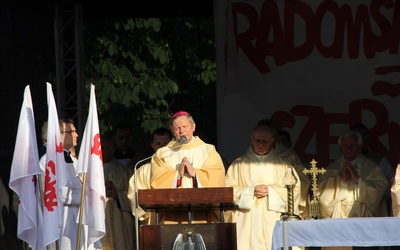 Eucharystii sprawowanej obok pomnika przewodniczył bp Henryk Tomasik