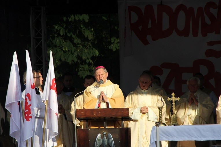 Eucharystii sprawowanej obok pomnika przewodniczył bp Henryk Tomasik