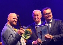 Ze statuetką laureat Robert Czesław Pióro. Obok Karol Semik, wiceprezydent Radomia i Radosław Witkowski (z prawej)