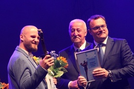 Ze statuetką laureat Robert Czesław Pióro. Obok Karol Semik, wiceprezydent Radomia i Radosław Witkowski (z prawej)