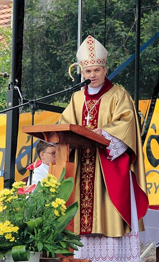 – Morze weryfikuje siłę charakteru oraz wizję człowieka odnośnie jego samego – tłumaczył biskup.