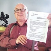 Roman Dambek pokazuje oficjalne pismo od SKM potwierdzające wybór patrona pociągu.