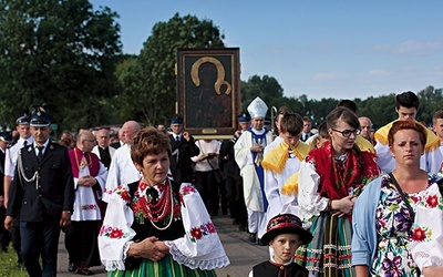 Na spotkanie z Matką wierni przychodzili w strojach ludowych.