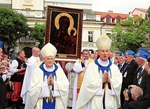 Po prawie roku peregrynacji na rynku w Łowiczu pożegnano jasnogórski wizerunek.