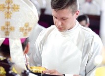Biskup przekazał w czasie obrzędu nowym akolitom naczynie do komunikowania.