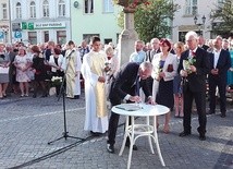 W imieniu władz miasta akt oddania Jezusowi Królowi Wszechświata podpisali Ignacy Uważny, burmistrz Sulechowa, i Stanisław Kaczmar, przewodniczący Rady Miejskiej.