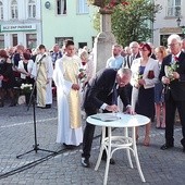 W imieniu władz miasta akt oddania Jezusowi Królowi Wszechświata podpisali Ignacy Uważny, burmistrz Sulechowa, i Stanisław Kaczmar, przewodniczący Rady Miejskiej.