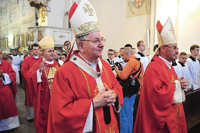 	Procesja do ołtarza w bazylice ojców dominikanów na Starym Mieście w Lublinie.