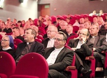 Obrady drugiej sesji plenarnej I SDE odbyły się w sali kinoteatru.  Po nich w katedrze  św. Jana Ewangelisty bp Jacek Jezierski przewodniczył Mszy św.