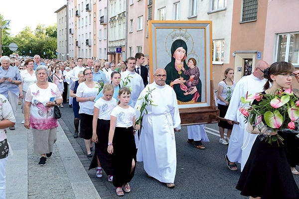 Procesja z obrazem przeszła przez Mały Rynek, ulicami Zamkową, Piastowską i Katedralną.