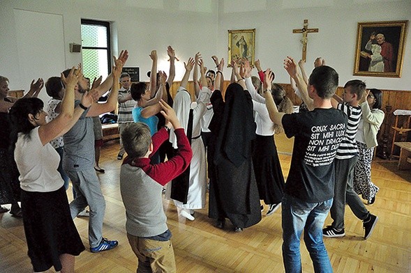 Większość tańców izraelskich tańczonych jest w kręgu.