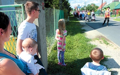 Wierni diecezji legnickiej z radością i czasem zaciekawieniem witają pielgrzymów idących  do Częstochowy.