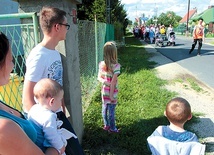 Wierni diecezji legnickiej z radością i czasem zaciekawieniem witają pielgrzymów idących  do Częstochowy.