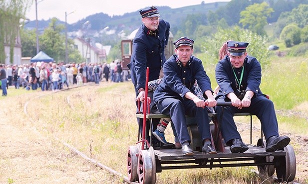 Łukasz Wideł i Maciej Fijak siedzą na drezynie. Dzięki ich stowarzyszeniu istnieją na trasie 104 regularne przewozy turystyczne.