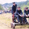 Łukasz Wideł i Maciej Fijak siedzą na drezynie. Dzięki ich stowarzyszeniu istnieją na trasie 104 regularne przewozy turystyczne.