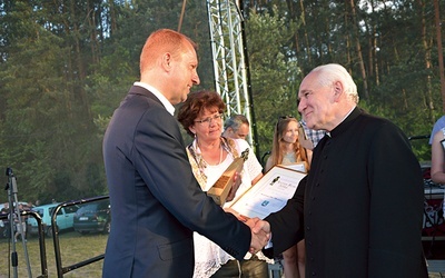 Ks. Jacek Beksiński otrzymuje Antka  za Wydarzenie Roku,  czyli organizację Światowych Dni Młodzieży w Janowie Lubelskim.