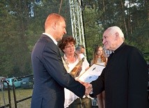 Ks. Jacek Beksiński otrzymuje Antka  za Wydarzenie Roku,  czyli organizację Światowych Dni Młodzieży w Janowie Lubelskim.