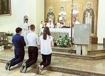Biskup Jan Kopiec błogosławi organistów absolwentów  przed odebraniem dyplomów.