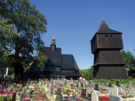 Widok od strony cmentarza na kościół św. Jana Chrzciciela z wolno stojącą dzwonnicą