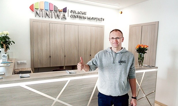 Ojciec Tomasz Maniura OMI przy nowej recepcji Oblackiego Centrum Młodzieży NINIWA.