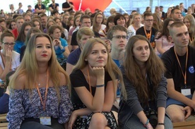 Młodzi ludzie z wielkim zainteresowaniem słuchali tego, co mówił do nich w Pliszczynie o. Knabit. 
