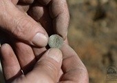 Wśród znalezionych podczas prac archeologicznych monet jest srebrny szeląg ryski Zygmunta III Wazy z XVI wieku