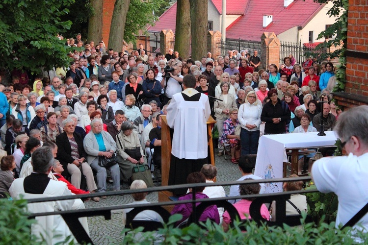 Procesja do źródełka i Apel Jasnogórski w Gietrzwałdzie