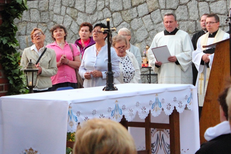 Procesja do źródełka i Apel Jasnogórski w Gietrzwałdzie