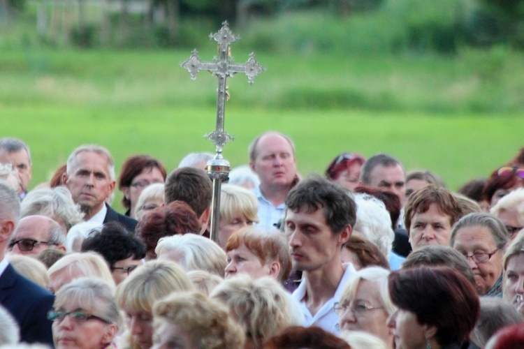 Procesja do źródełka i Apel Jasnogórski w Gietrzwałdzie