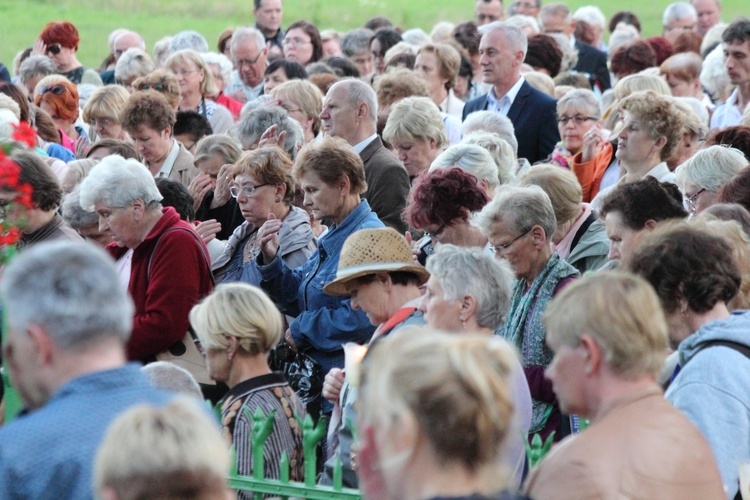 Procesja do źródełka i Apel Jasnogórski w Gietrzwałdzie