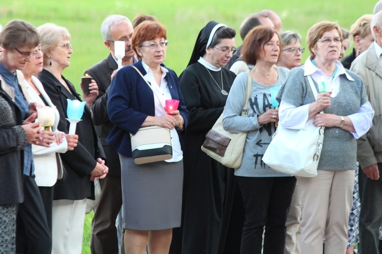 Procesja do źródełka i Apel Jasnogórski w Gietrzwałdzie