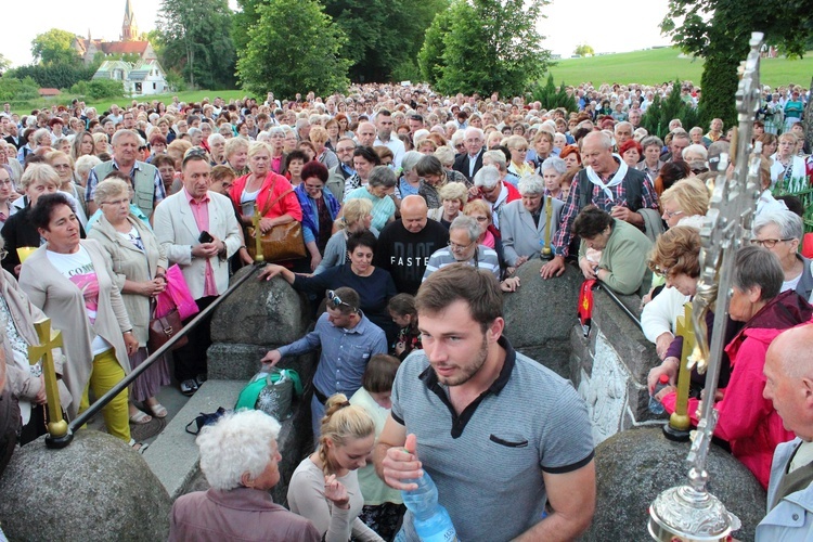 Procesja do źródełka i Apel Jasnogórski w Gietrzwałdzie