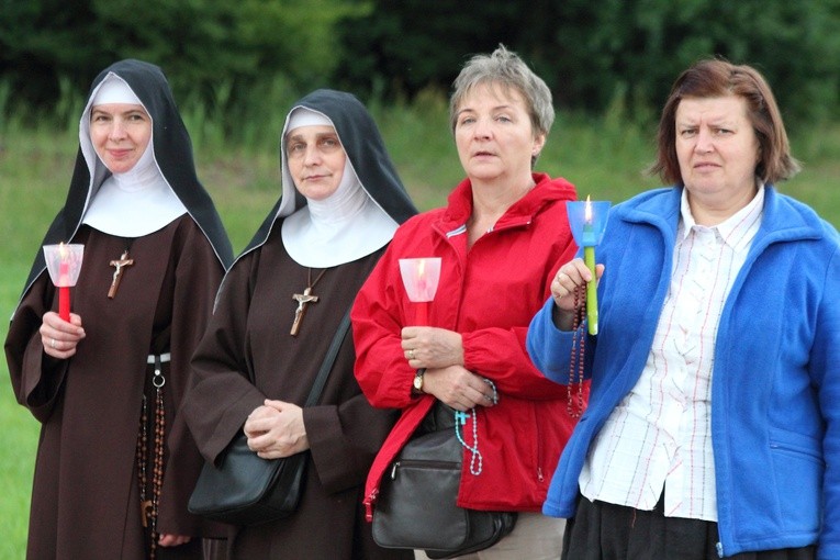 Procesja do źródełka i Apel Jasnogórski w Gietrzwałdzie