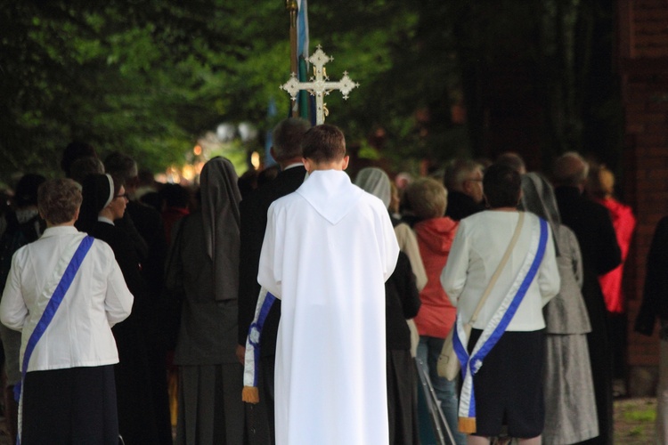 Procesja do źródełka i Apel Jasnogórski w Gietrzwałdzie