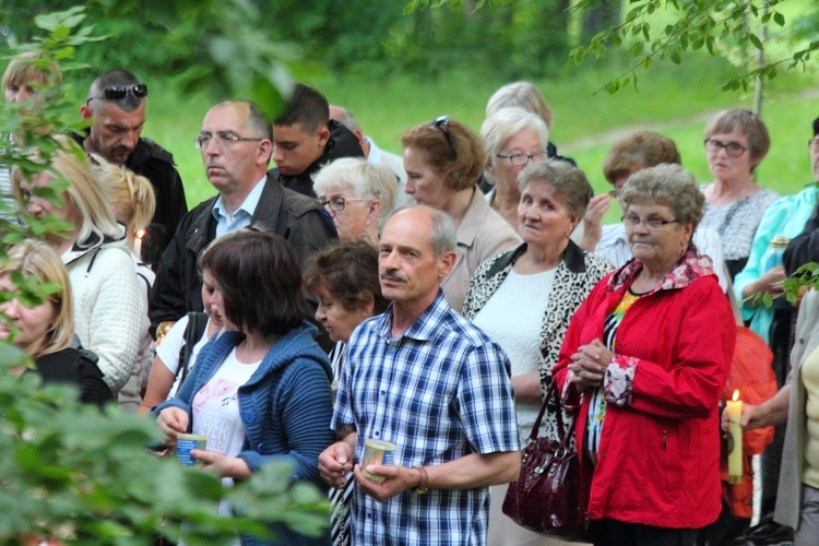 Procesja do źródełka i Apel Jasnogórski w Gietrzwałdzie