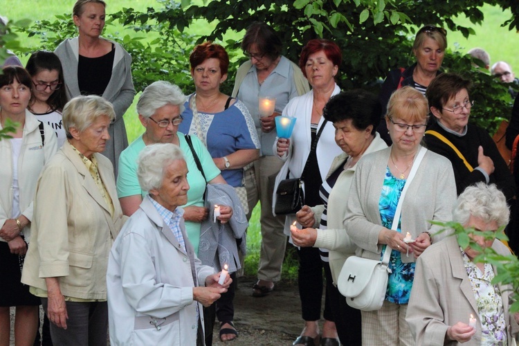 Procesja do źródełka i Apel Jasnogórski w Gietrzwałdzie