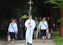 Procesja do źródełka i Apel Jasnogórski w Gietrzwałdzie