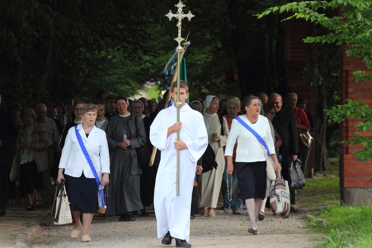 Procesja do źródełka i Apel Jasnogórski w Gietrzwałdzie