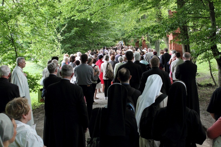 Procesja do źródełka i Apel Jasnogórski w Gietrzwałdzie