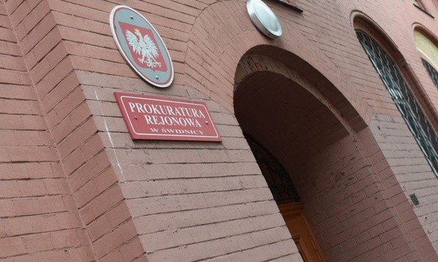 Obaj działacze KOD sami przybyli przed godziną 10 do świdnickiej prokuratury.