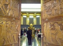 Wejście do Freemasons Hall – świątyni należącej do Wielkiej Zjednoczonej Loży Anglii w Londynie.