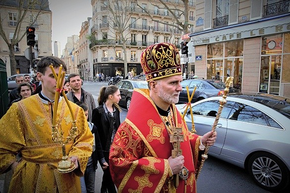 Biskup Borys Gudziak prowadzi procesję w Paryżu. W 2012 r. Benedykt XVI mianował go egzarchą apostolskim Francji, a rok później pierwszym greckokatolickim biskupem w Paryżu.