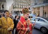 Biskup Borys Gudziak prowadzi procesję w Paryżu. W 2012 r. Benedykt XVI mianował go egzarchą apostolskim Francji, a rok później pierwszym greckokatolickim biskupem w Paryżu.