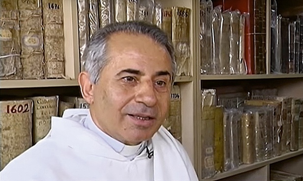 O. Najeeb Michael uratował z rąk Państwa Islamskiego ponad 800 rękopisów i 5000 starodruków chrześcijańskich (jeden z nich po prawej). Miał świadomość, iż dżihadystom bardzo zależy na zniszczeniu tych materiałów, bo pokazywały, jak silną i długą tradycję ma na tych terenach chrześcijaństwo.