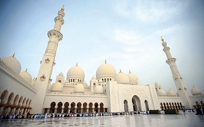 Biały meczet, nazwany właśnie imieniem Maryi, jest najbardziej imponującym miejscem kultu w Zjednoczonych Emiratach Arabskich.