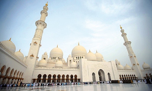 Biały meczet, nazwany właśnie imieniem Maryi, jest najbardziej imponującym miejscem kultu w Zjednoczonych Emiratach Arabskich.