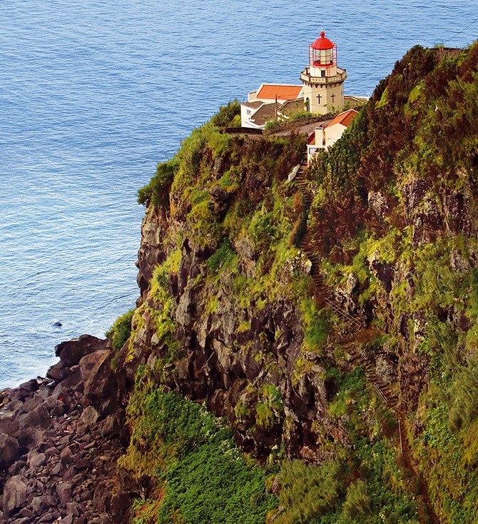 Latarnia morska  na przylądku Ponta do Arnel.